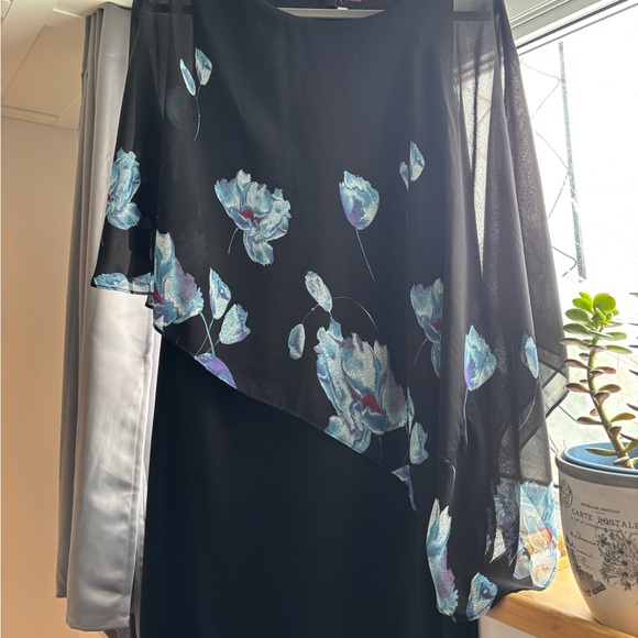 Dress - Picture 7 of 9